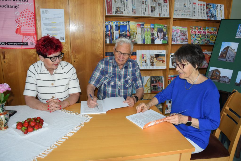 Pani Barbara Szutenbach, Pan Horst Pinkau oraz Pani Anita Giesbers. Zdjęcie jest odnośnikiem do wpisu „W drodze po Zgorzelcu i Görlitz z piórkiem kreślarskim”.