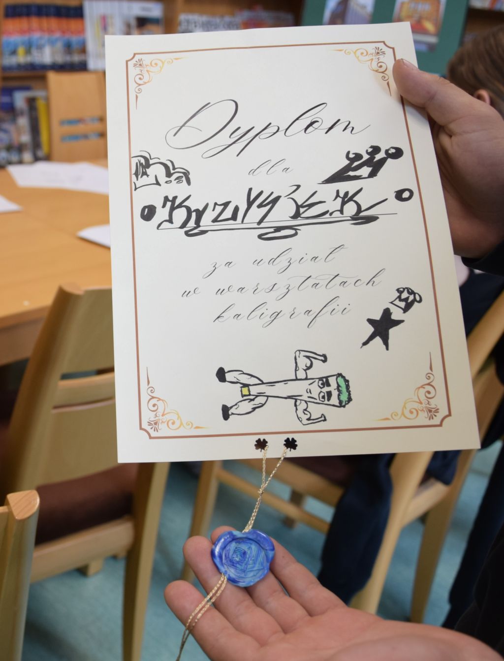 Dyplom z pieczęcią wykonaną podczas warsztatów w Czytelni MBP.