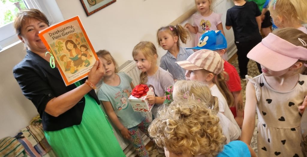 Podziękowanie dla bibliotekarki za spotkania podczas roku szkolnego.