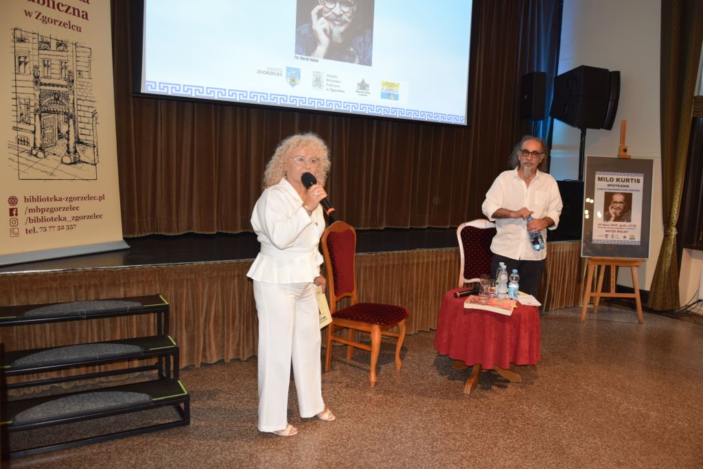 Dyrektor Miejskiej Biblioteki Publicznej w Zgorzelcu Krystyna Radzięta otwiera spotkanie z Milo Kurtisem w ramach XXVII Międzynarodowego Festiwalu Piosenki Greckiej.