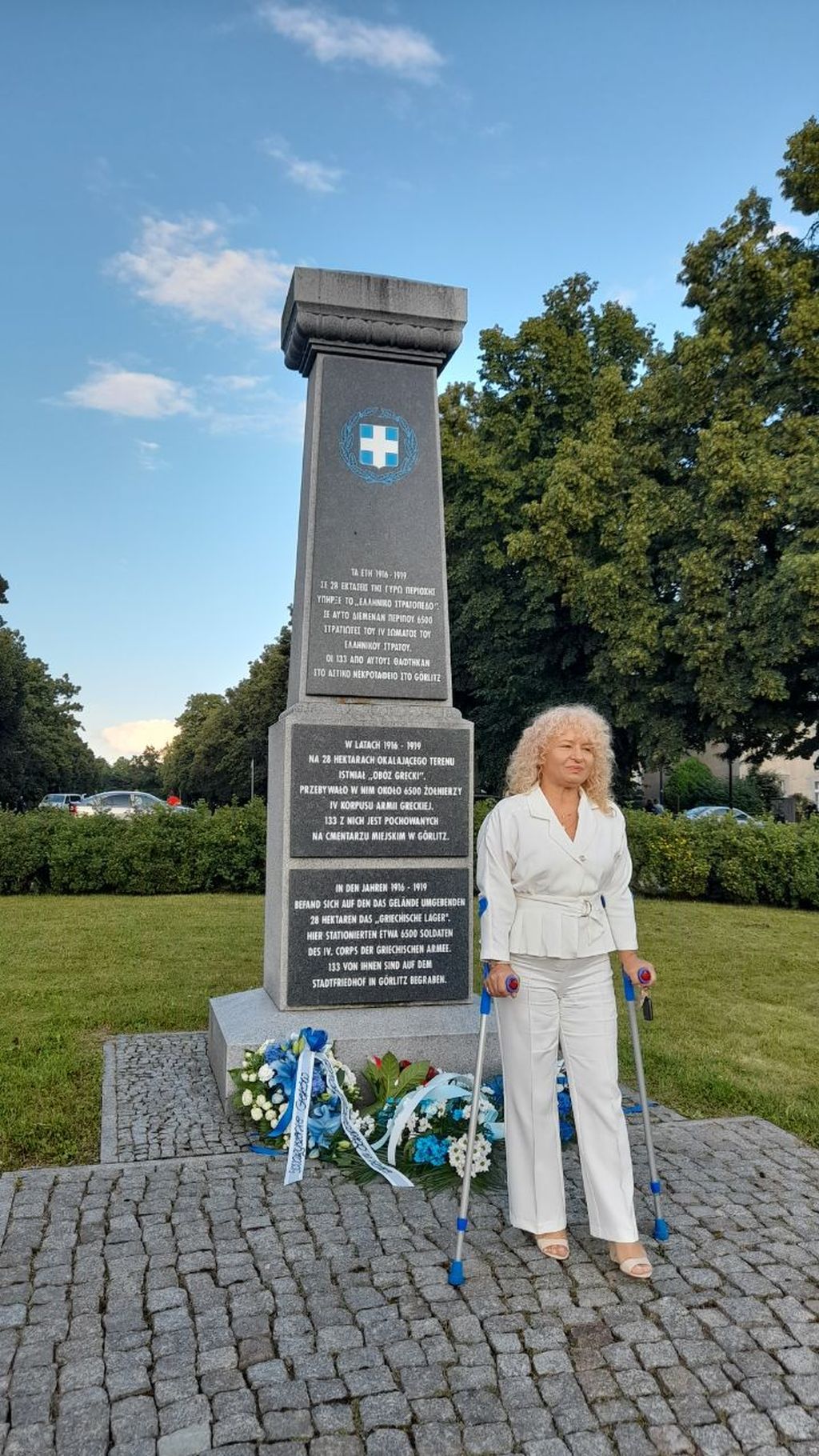 Dyrektor Miejskiej Biblioteki Publicznej w Zgorzelcu Krystyna Radzięta przed obeliskiem w Parku im. Ignacego Paderewskiego.