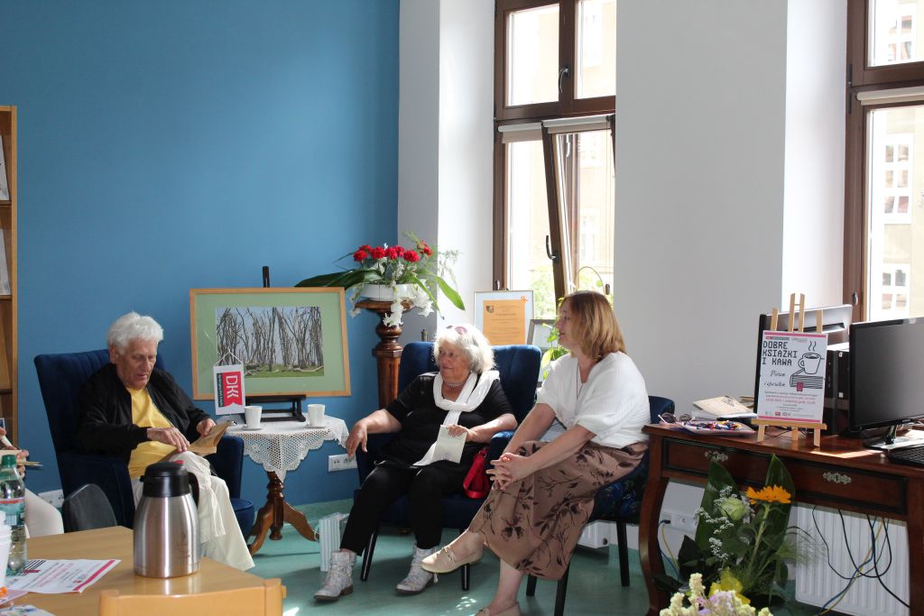 Spotkanie Dyskusyjnego Klubu Książki „Literiada” w Czytelni MBP. Zdjęcie jest odnośnikiem do wpisu.