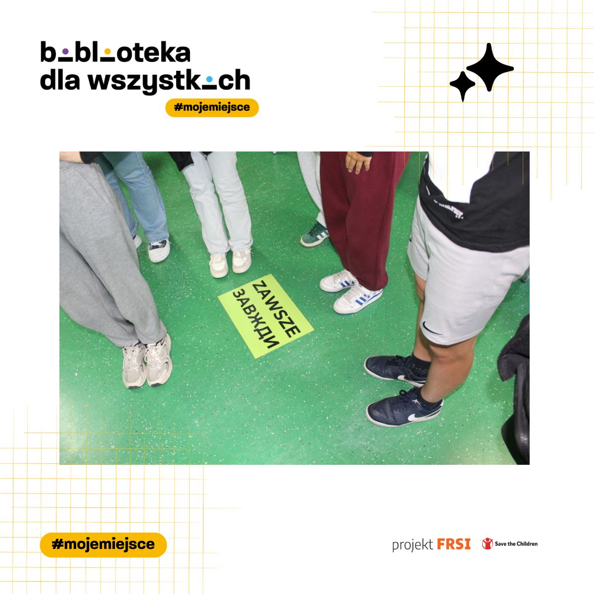 Uczestnicy stoją w kręgu wokół znaku „ZAWSZE” w ramach projektu „biblioteka dla wszystkich”.