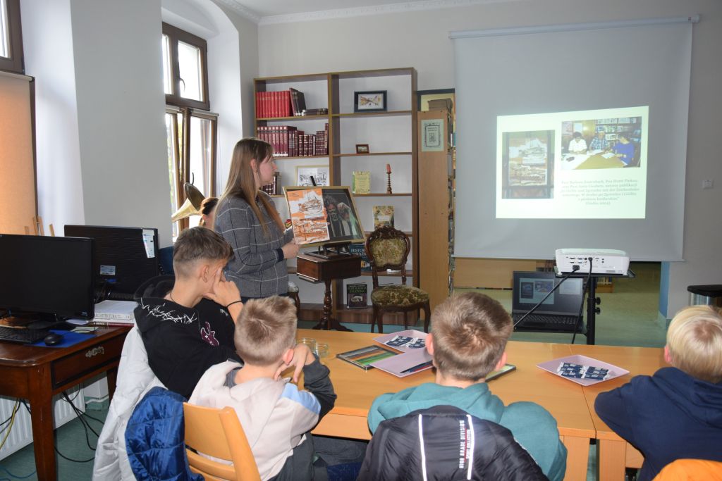 Spotkanie w Czytelni MBP z wychowankami Młodzieżowego Ośrodka Socjoterapii im. Janusza Korczaka w Zgorzelcu poświęcone zgorzeleckim zabytkowym kamienicom.