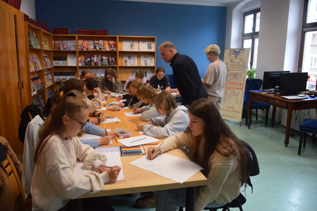 Warsztaty komiksowe ze Zbigniewem Masternakiem. Zdjęcie jest odnośnikiem do wpisu o warsztatach.