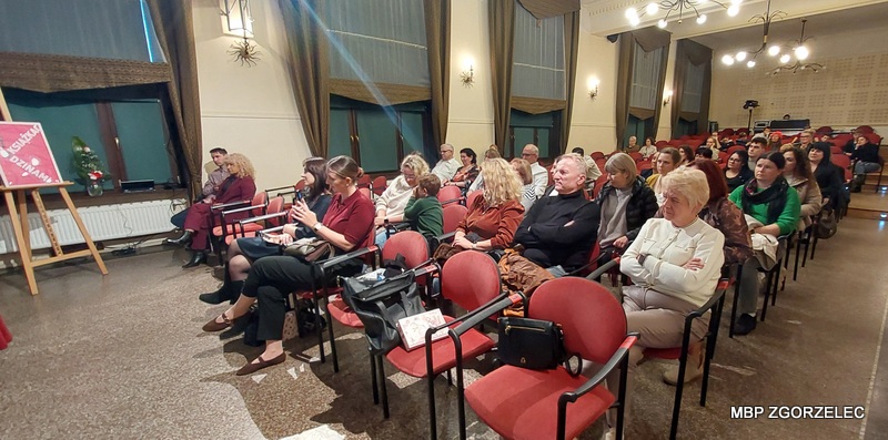 Sala widowiskowa z publicznością w Miejskim Domu Kultury