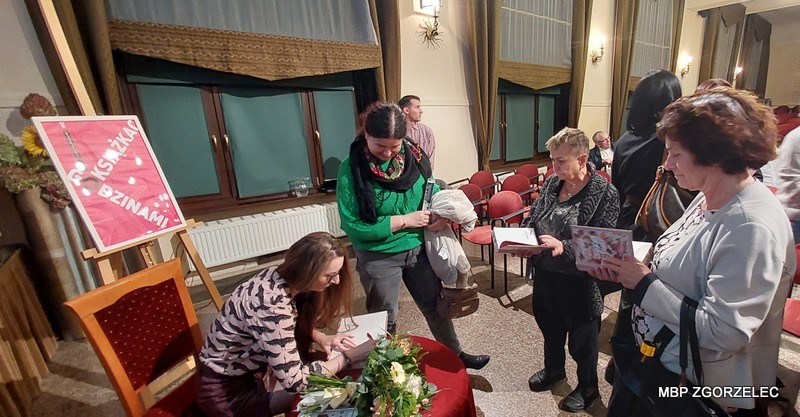 Autorka Anna Purowska podpisuje swoje książki