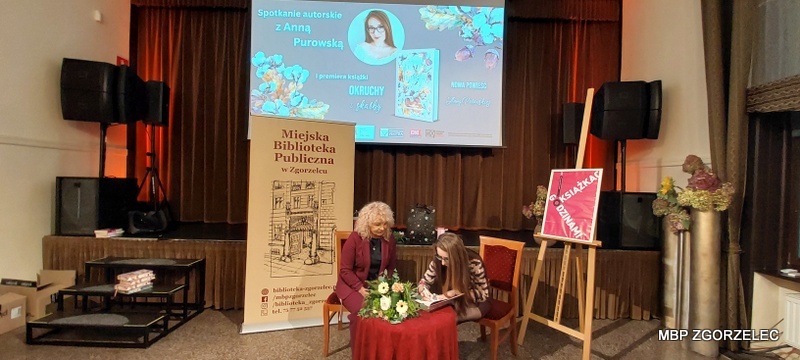 Autorka Anna Purowska podpisuje swoje książki 