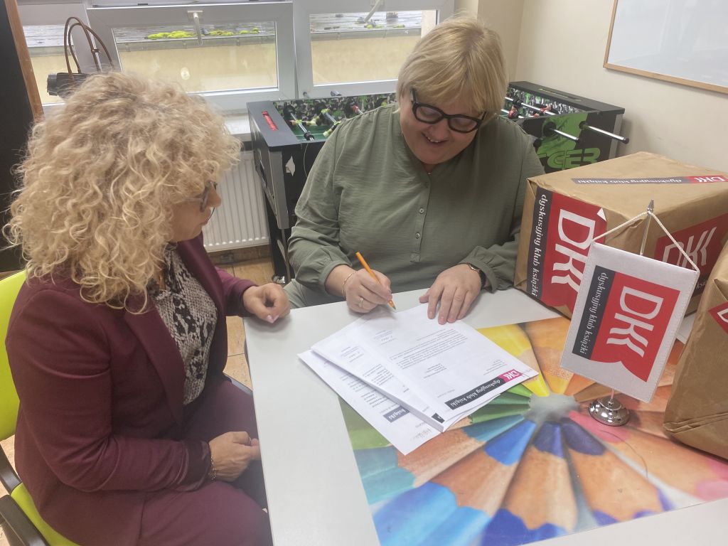 Z rąk Dyrektor Miejskiej Biblioteki Publicznej w Zgorzelcu Krystyny Radzięty dar książkowy od Dyskusyjnych Klubów Książki na Dolnym Śląsku w imieniu Zakładu przyjmuje Pani doktor Natasza Hładuń, ordynator Zakładu dla Nerwowo i Psychicznie Chorych w Sieniawce.