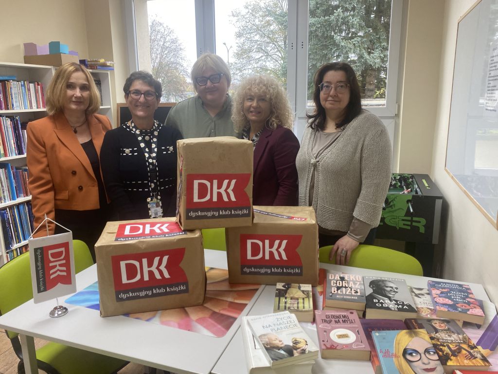 Z rąk Dyrektor Miejskiej Biblioteki Publicznej w Zgorzelcu Krystyny Radzięty dar książkowy od Dyskusyjnych Klubów Książki na Dolnym Śląsku w imieniu Zakładu przyjęła Pani doktor Natasza Hładuń, ordynator Zakładu dla Nerwowo i Psychicznie Chorych w Sieniawce. Zdjęcie jest odnośnikiem do wpisu "Dar książkowy od Dyskusyjnych Klubów Książki na Dolnym Śląsku".