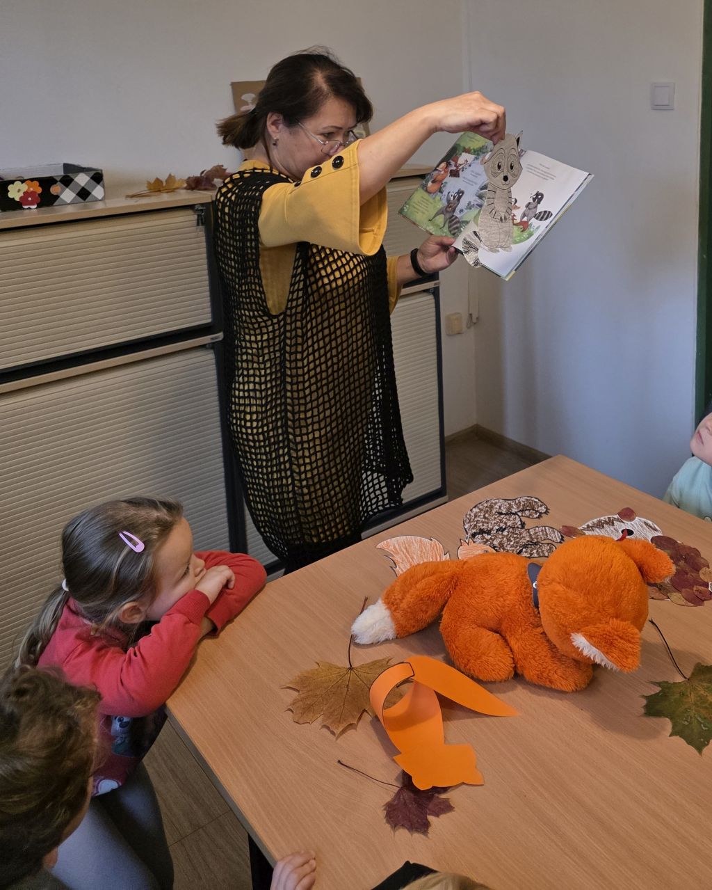 Czytanie bajki pt. "Cii.. cichutko!" podczas spotkania z dziećmi z przedszkola "Wyspa Skarbów" w Zgorzelcu.