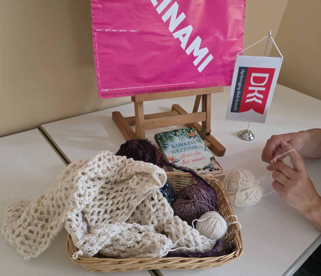 Spotkanie klubowiczów DKK "Aktywny Senior" w Zgorzelcu. Uczymy się podstawowych wzorów szydełkowania.