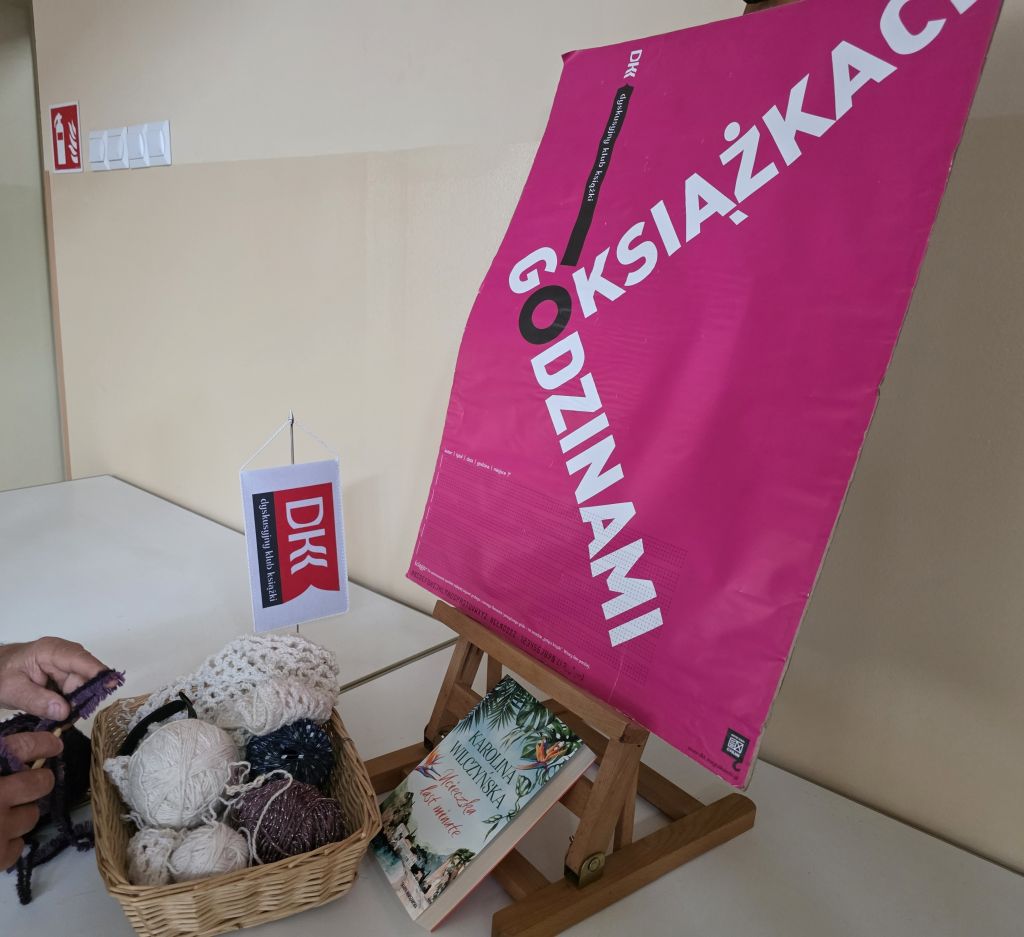 Spotkanie klubowiczów DKK "Aktywny Senior" w Zgorzelcu. Uczymy się podstawowych wzorów szydełkowania.