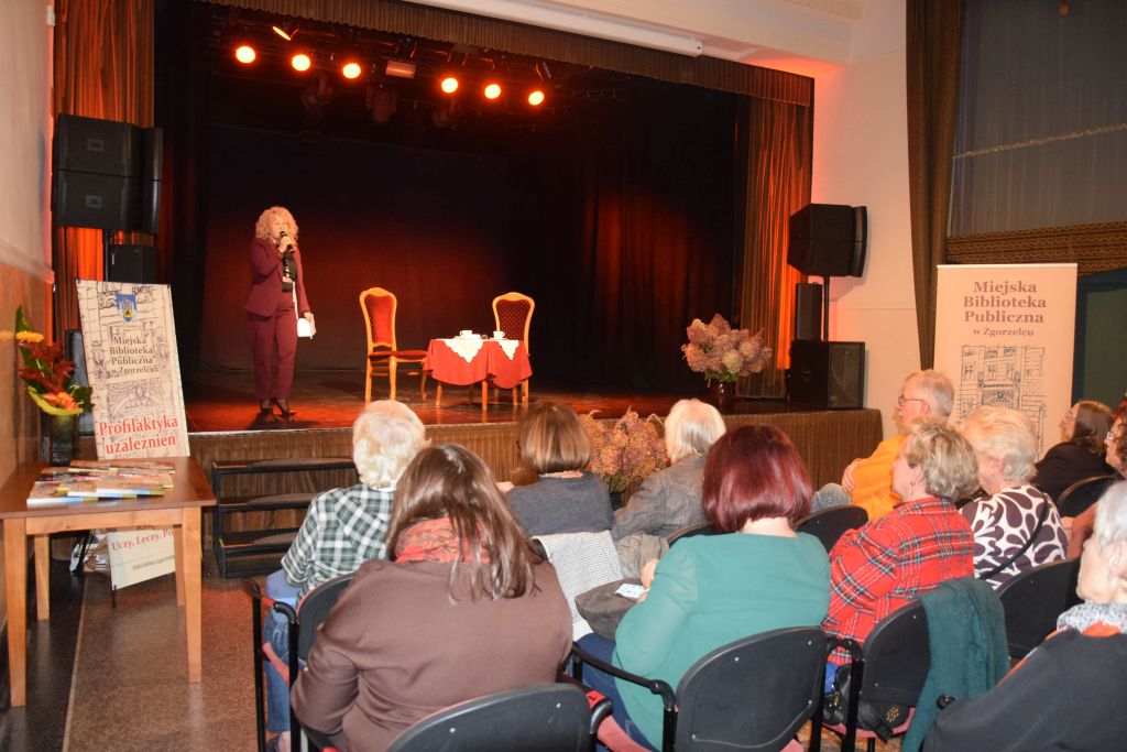 Dyrektor MBP Krystyna Radzięta zapowiada XXI Zaduszki Poetyckie.