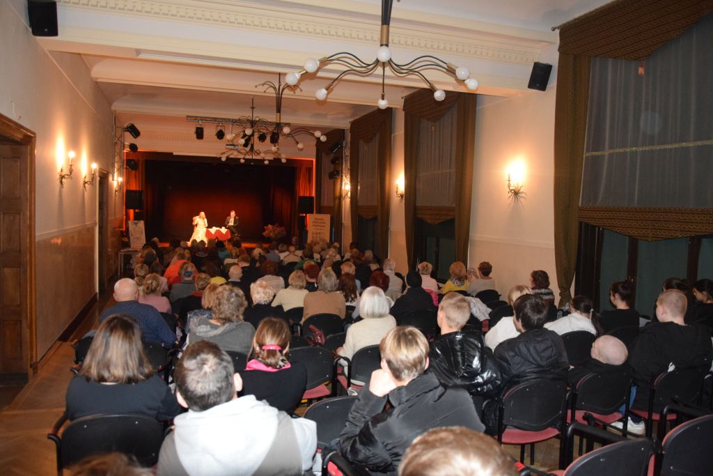 XXI Zaduszki Poetyckie. Widok na scenę z widowni.