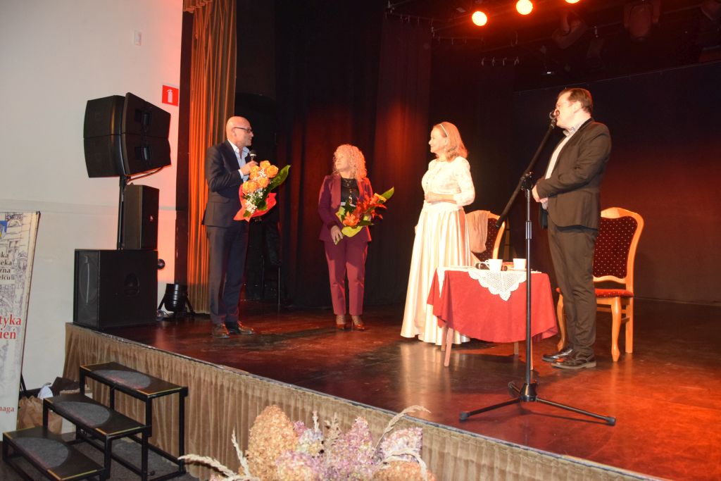 XXI Zaduszki Poetyckie. Wręczenie kwiatów.