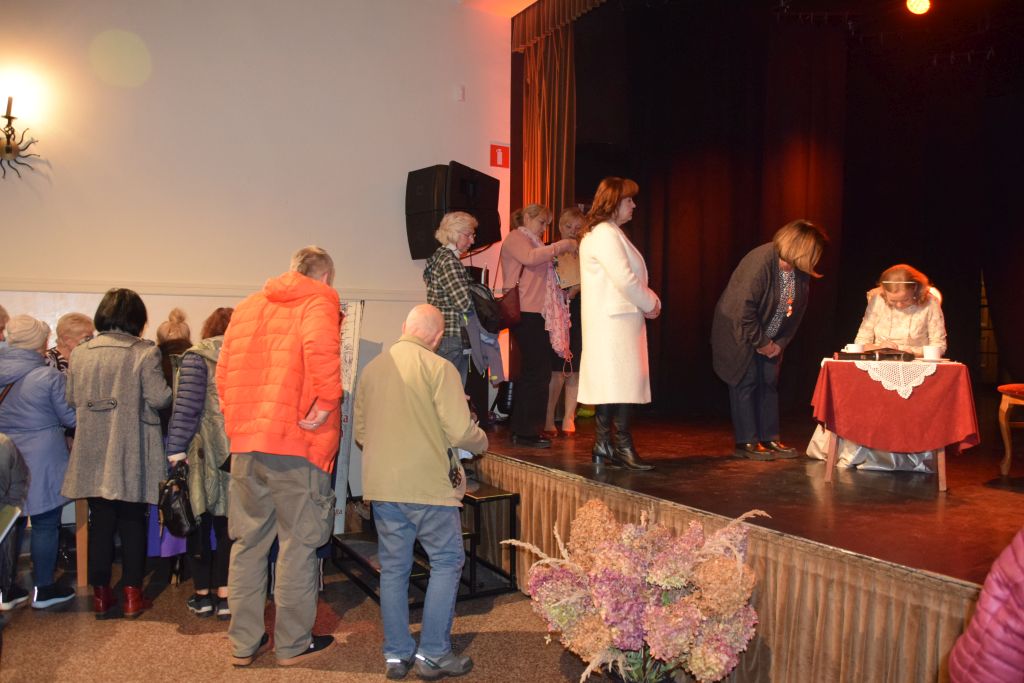 XXI Zaduszki Poetyckie. Laura Łącz podpisuje książki.