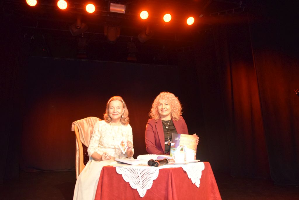 XXI Zaduszki Poetyckie. Laura Łącz i Dyrektor MBP Krystyna Radzięta.