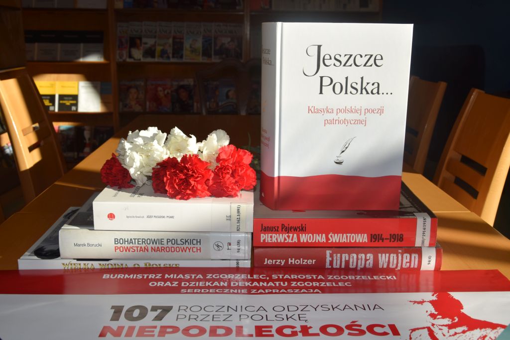 Wystawka książek w Czytelni MBP z okazji Narodowego Święta Niepodległości.