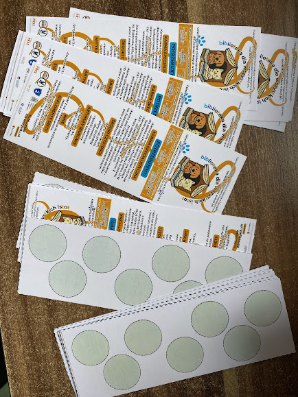 Stos rozłożonych zakładek do książek z&nbsp;informacją o&nbsp;zbiórce darów dla schroniska