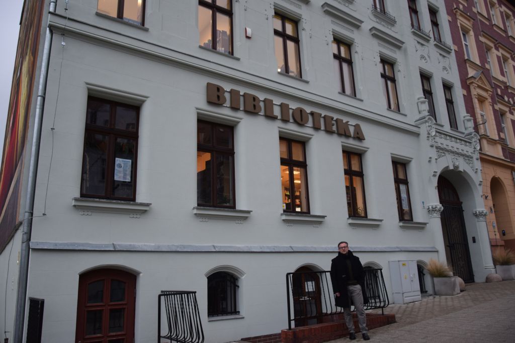 Jakub Zając przed siedzibą Miejskiej Biblioteki Publicznej w&nbsp;Zgorzelcu przy ul. Bohaterów Getta 1.