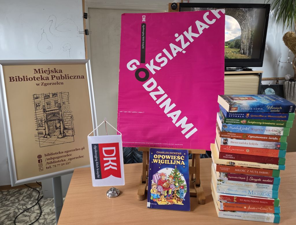 Wystawa książek świątecznych podczas spotkania Dyskusyjnego Klubu Książki w MBP w Zgorzelcu.