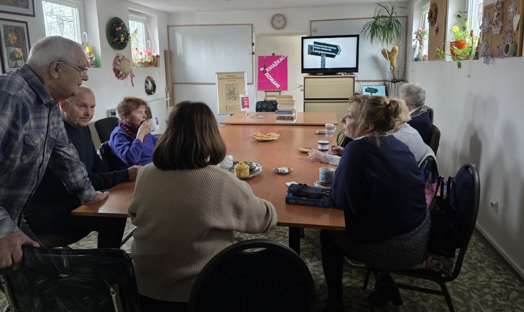 Spotkania klubowiczów Dyskusyjnego Klubu Książki w MBP w Zgorzelcu.