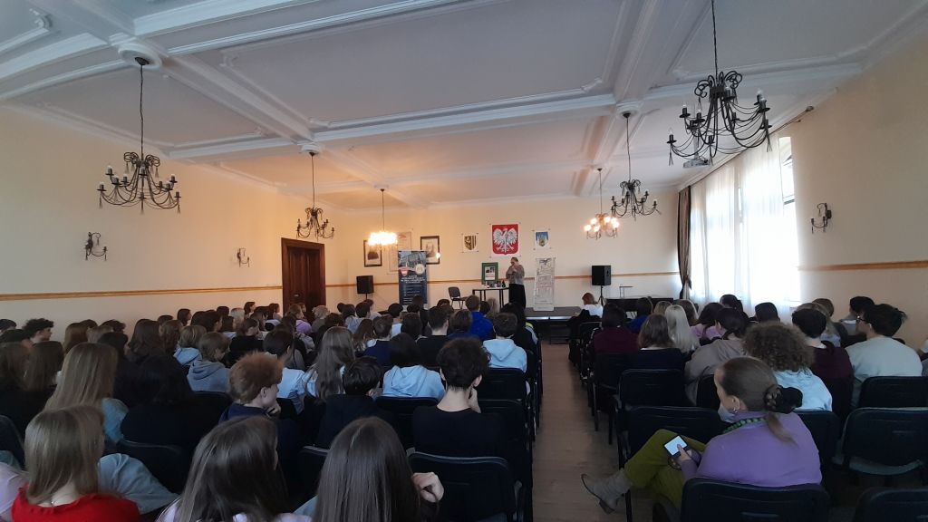 Spotkanie Danuty Sadownik z uczniami Liceum Ogólnokształcącego im. Braci Śniadeckich w Zgorzelcu. Zdjęcie jest odnośnikiem do wpisu "Spotkania z Danutą Sadownik".