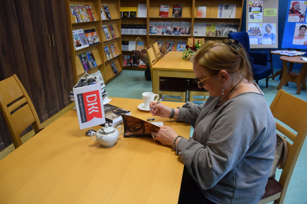 Danuta Sadownik podpisuje swoje książki w&nbsp;Czytelni MBP.