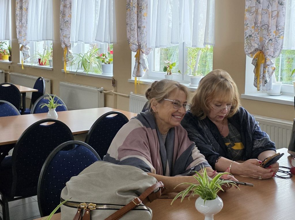 Spotkanie klubowiczek DKK, czytelniczka wystukuje w komórce na Legimi tytuł omawianej książki "Gwiazdka pełna marzeń". Spotkanie klubowiczek DKK, czytelniczka wystukuje w komórce na Legimi tytuł omawianej książki "Gwiazdka pełna marzeń".