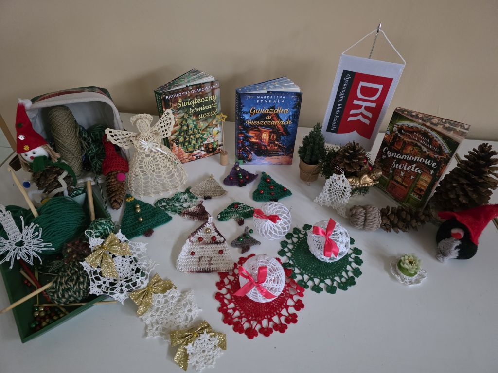 Wystawa prac wykonanych podczas spotkania "szydełkowego" grupy klubowiczek DKK. Wystawa prac wykonanych podczas spotkania "szydełkowego" grupy klubowiczek DKK.