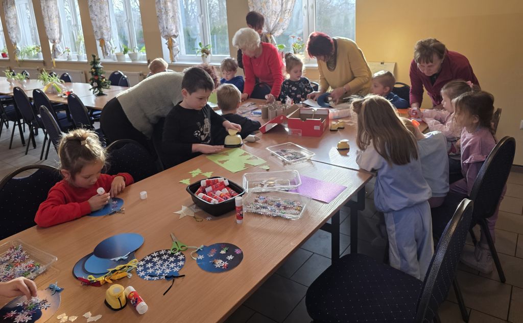 Przedszkolaki wspólnie z Seniorkami tworzą ozdoby świąteczne. Przedszkolaki wspólnie z Seniorkami tworzą ozdoby świąteczne.