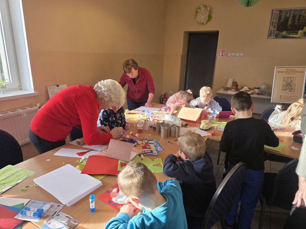 Przedszkolaki wspólnie z Seniorkami tworzą ozdoby świąteczne. Przedszkolaki wspólnie z Seniorkami tworzą ozdoby świąteczne.