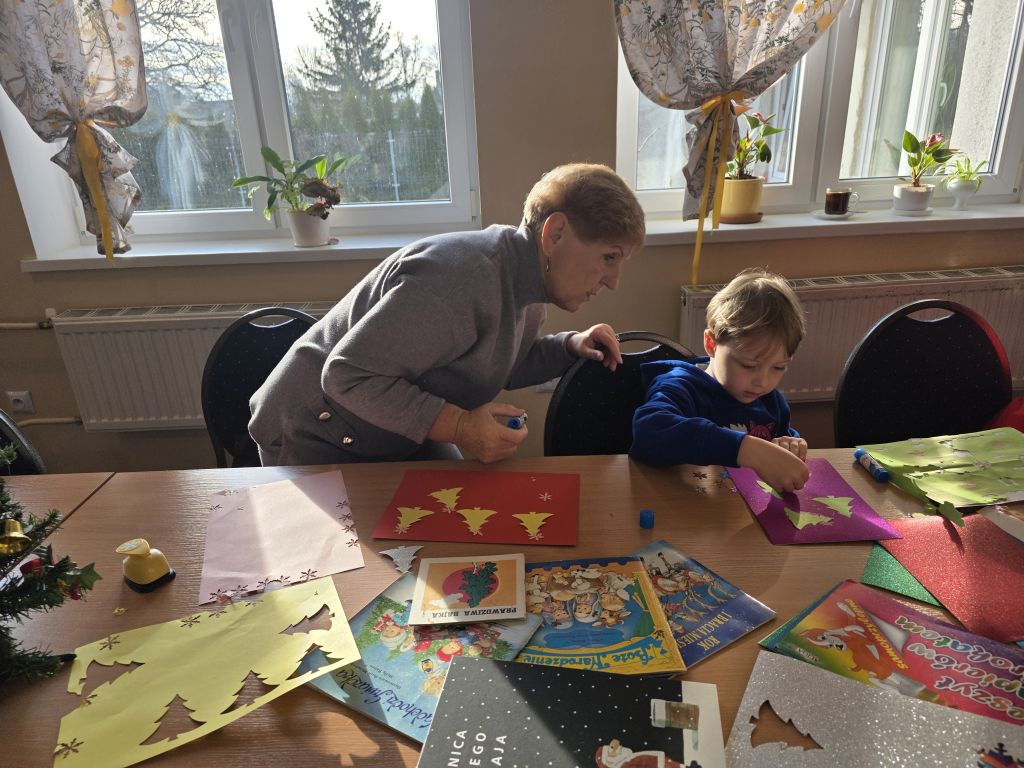 Przedszkolaki wspólnie z Seniorkami tworzą ozdoby świąteczne. Przedszkolaki wspólnie z Seniorkami tworzą ozdoby świąteczne.