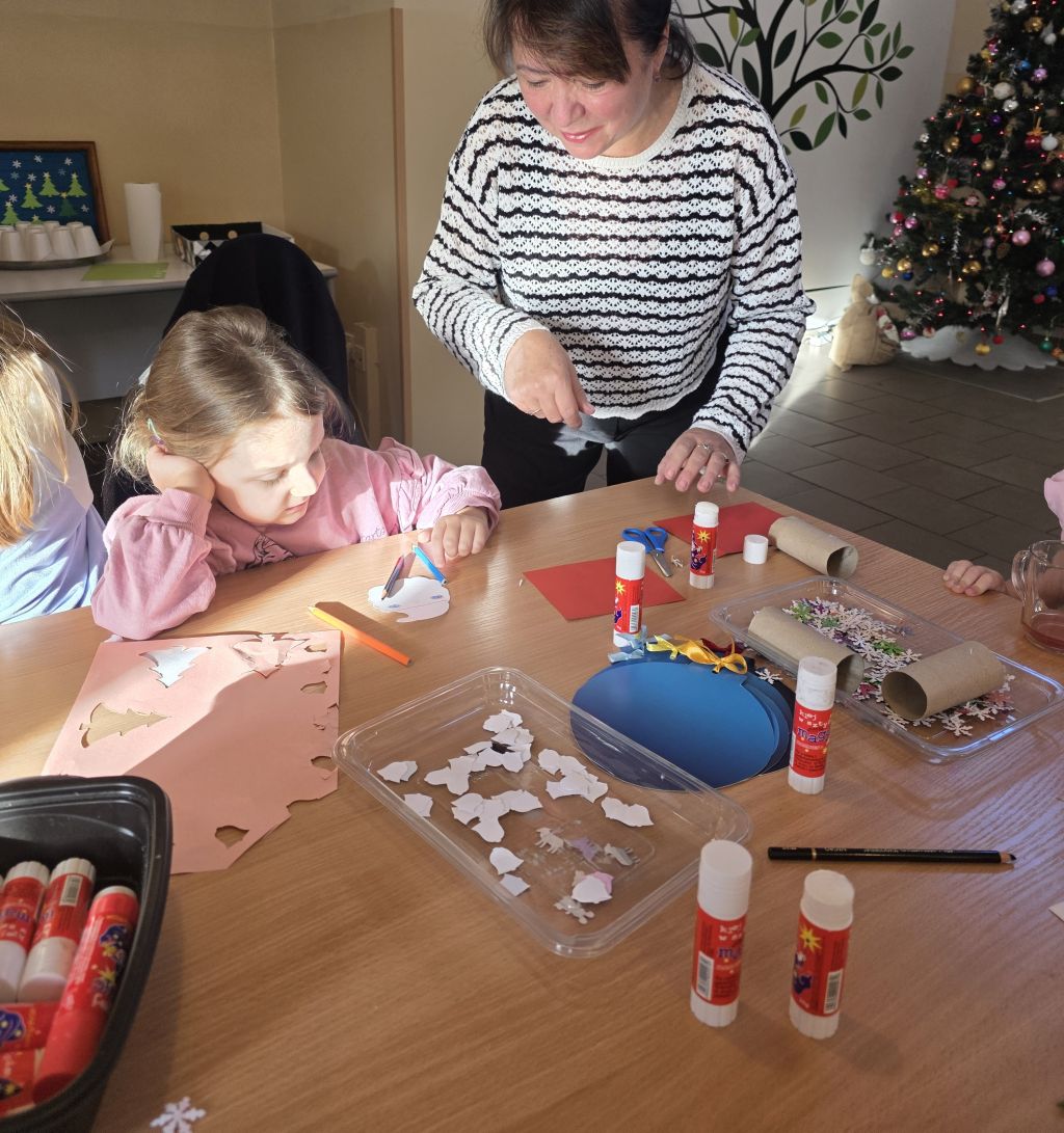 Przedszkolaki wspólnie z Seniorkami tworzą ozdoby świąteczne. Przedszkolaki wspólnie z Seniorkami tworzą ozdoby świąteczne.