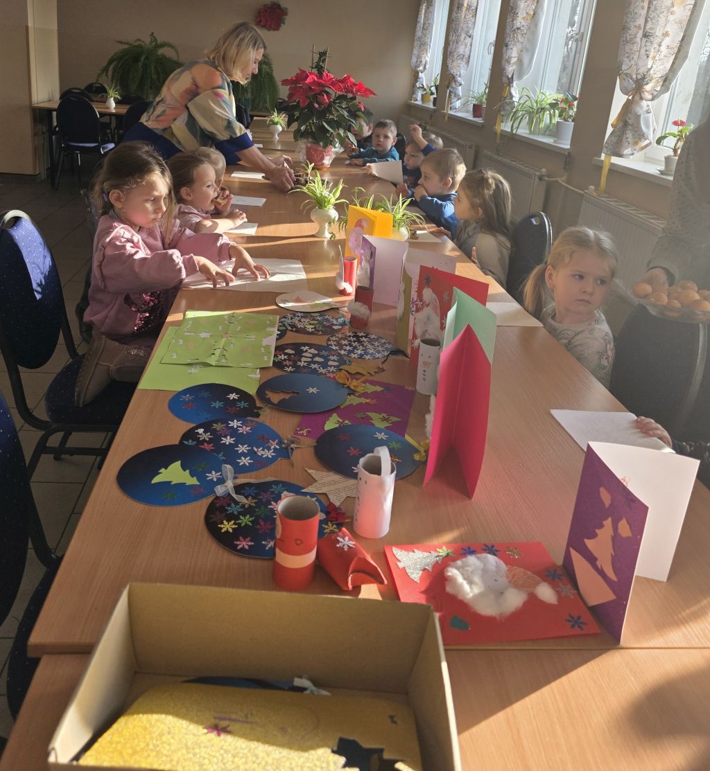 Przedszkolaki wspólnie z Seniorkami tworzą ozdoby świąteczne. Przedszkolaki wspólnie z Seniorkami tworzą ozdoby świąteczne.