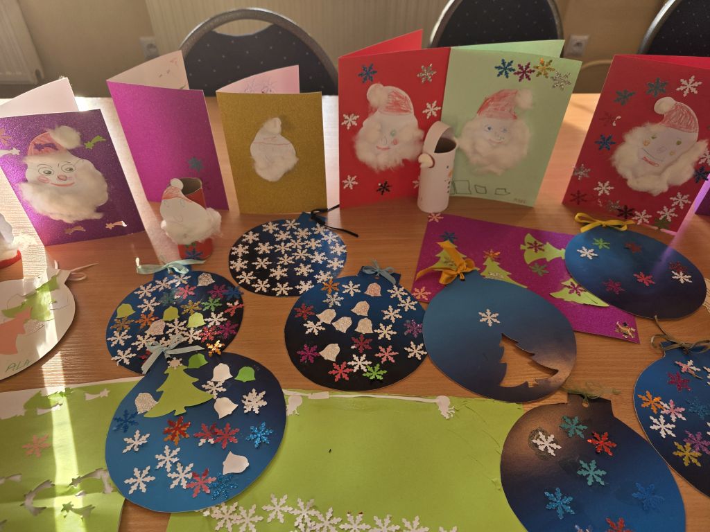 Wystawa prac dzieci, wykonanych podczas spotkania z Seniorkami. Wystawa prac dzieci, wykonanych podczas spotkania z Seniorkami.