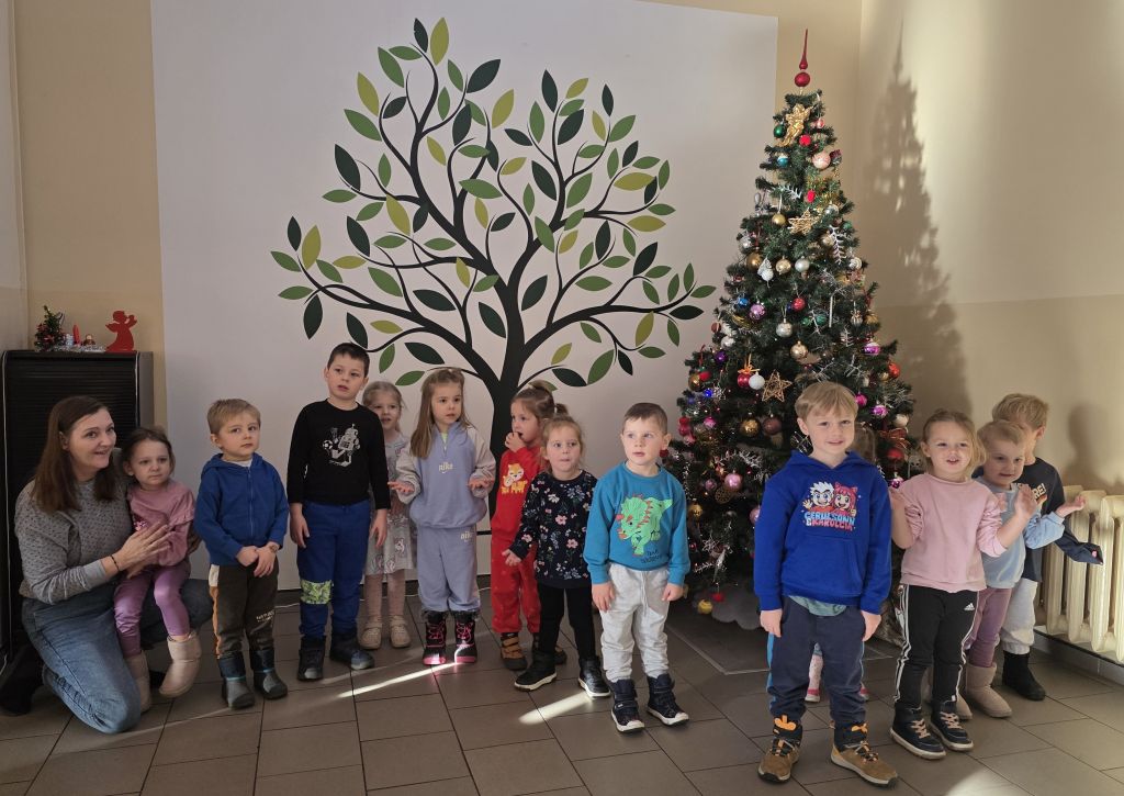 Zdjęcie przedszkolaków przy choince w Miejskim Klubie Seniora w Zgorzelcu. Zdjęcie przedszkolaków przy choince w Miejskim Klubie Seniora w Zgorzelcu.