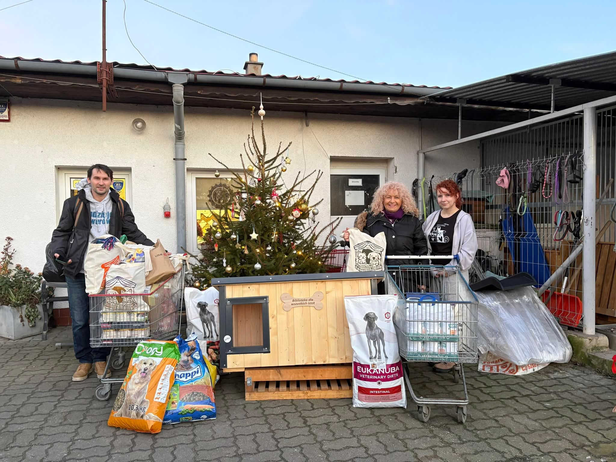 Przed Schroniskiem dla Zwierząt Małych w&nbsp;Dłużynie Dolnej stoją 3 osoby: przedstawiciele Miejskiej Biblioteki Publicznej w&nbsp;Zgorzelcu oraz Schroniska. 