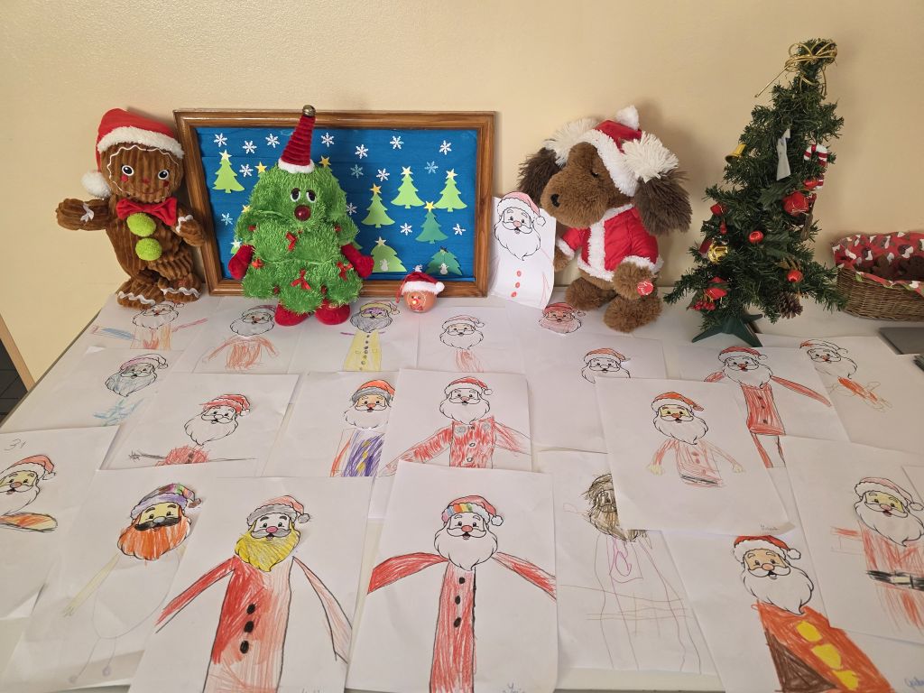 Wystawa prac dzieci wykonana podczas zajęć w&nbsp;bibliotece.