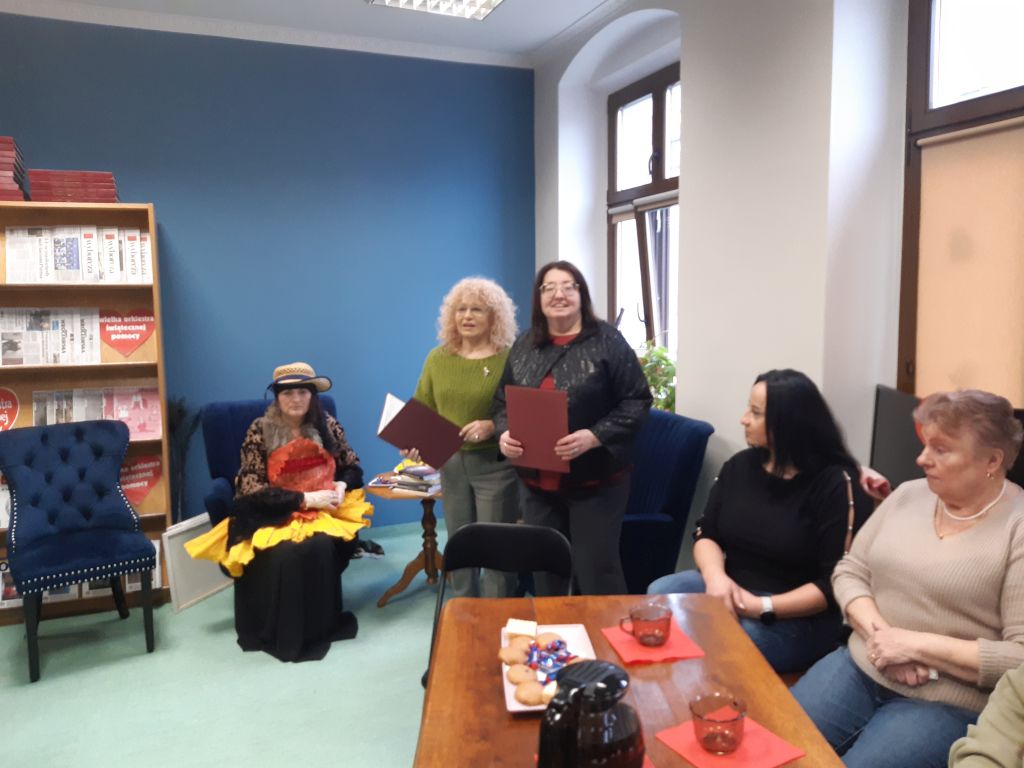 Spotkanie Dyskusyjnego Klubu Książki "Literiada" w&nbsp;Czytelni MBP. Gościnią spotkania była Olimpia Tokarewska - poetka, recytatorka, improwizatorka.