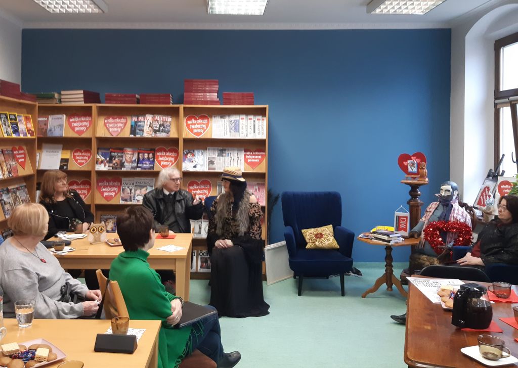 Spotkanie Dyskusyjnego Klubu Książki "Literiada" w&nbsp;Czytelni MBP. Gościnią spotkania była Olimpia Tokarewska - poetka, recytatorka, improwizatorka.