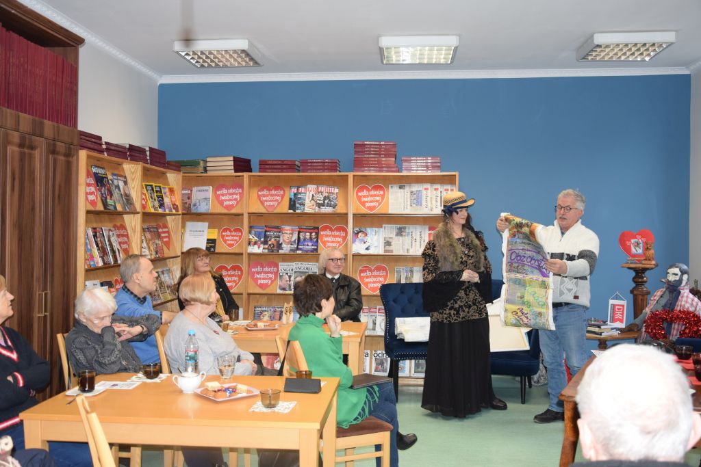 Spotkanie Dyskusyjnego Klubu Książki "Literiada" w&nbsp;Czytelni MBP. Gościnią spotkania była Olimpia Tokarewska - poetka, recytatorka, improwizatorka.