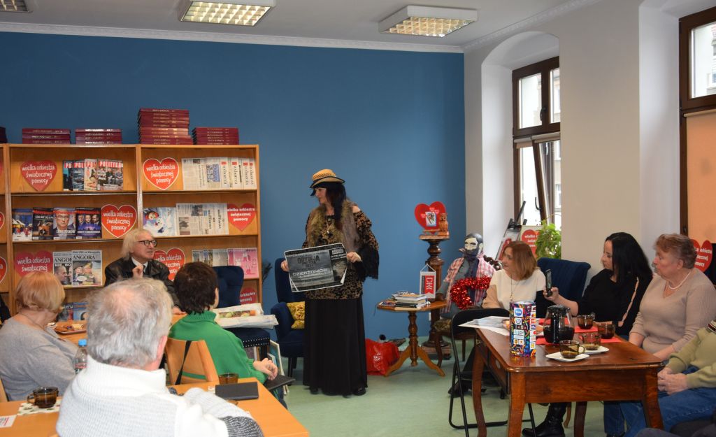 Spotkanie Dyskusyjnego Klubu Książki "Literiada" w&nbsp;Czytelni MBP. Gościnią spotkania była Olimpia Tokarewska - poetka, recytatorka, improwizatorka.