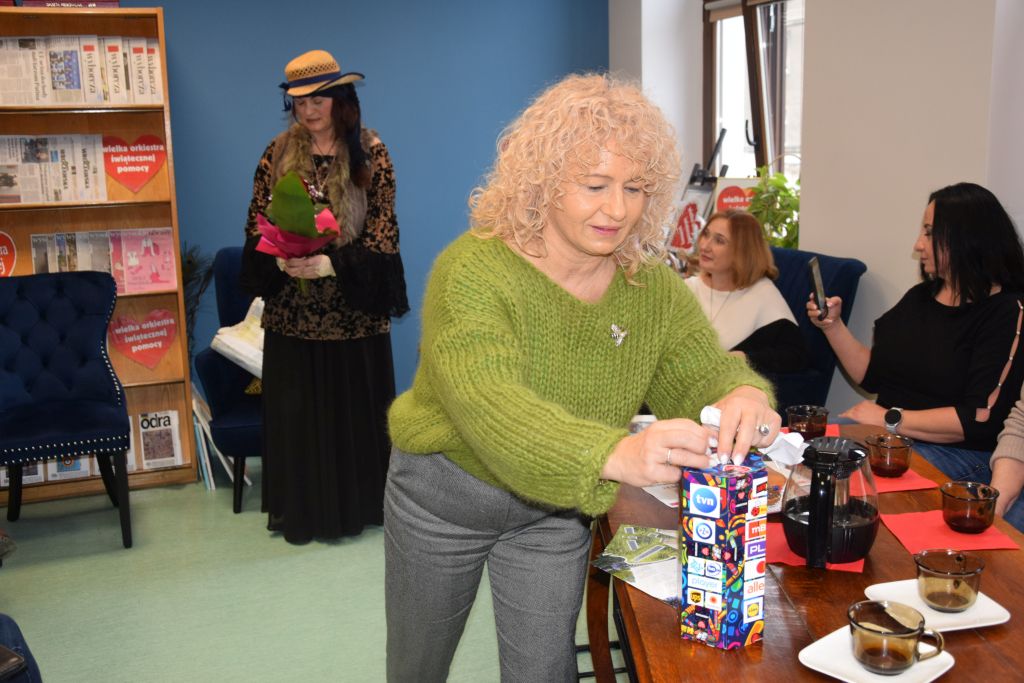 Spotkanie Dyskusyjnego Klubu Książki "Literiada" w&nbsp;Czytelni MBP. Gościnią spotkania była Olimpia Tokarewska - poetka, recytatorka, improwizatorka.