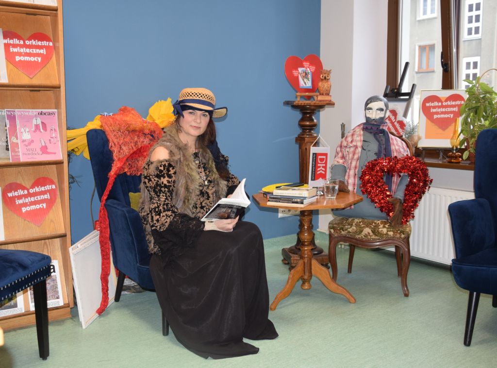 Spotkanie Dyskusyjnego Klubu Książki "Literiada" w&nbsp;Czytelni MBP. Gościnią spotkania była Olimpia Tokarewska - poetka, recytatorka, improwizatorka.