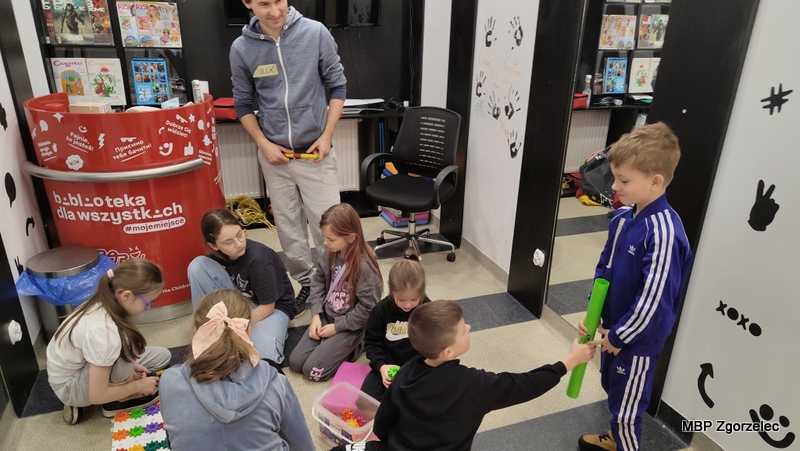 Dzieci bawią się klockami i&nbsp;kolorowymi tubami podczas zajęć w&nbsp;bibliotece.