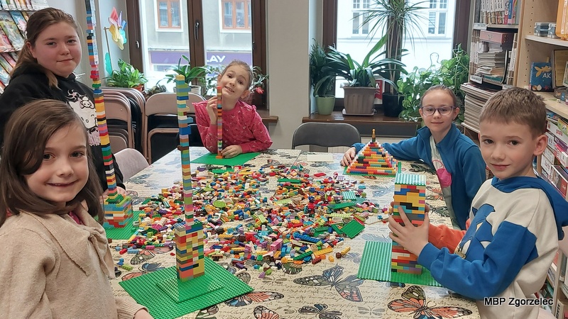 Dzieci prezentują zbudowane z&nbsp;LEGO wieże i&nbsp;konstrukcje.