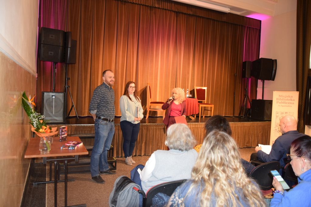 Spotkanie autorskie z&nbsp;Wojciechem Chmielarzem. Dyrektor MBP Krystyna Radzięta zapowiada spotkanie.