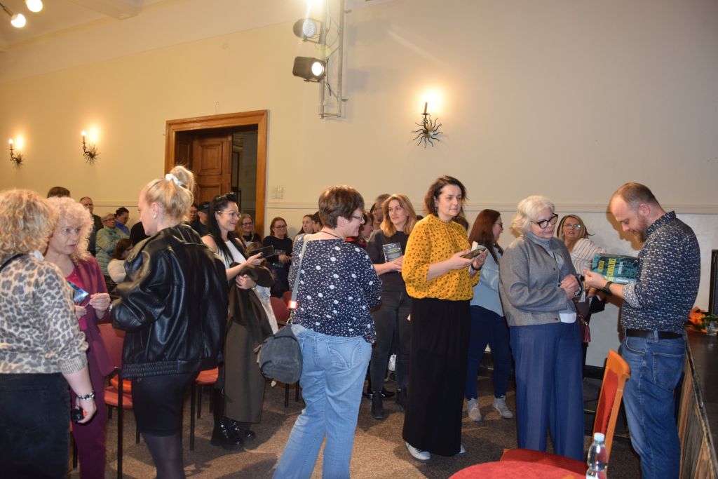 Spotkanie autorskie z&nbsp;Wojciechem Chmielarzem. Autor podpisuje książki.